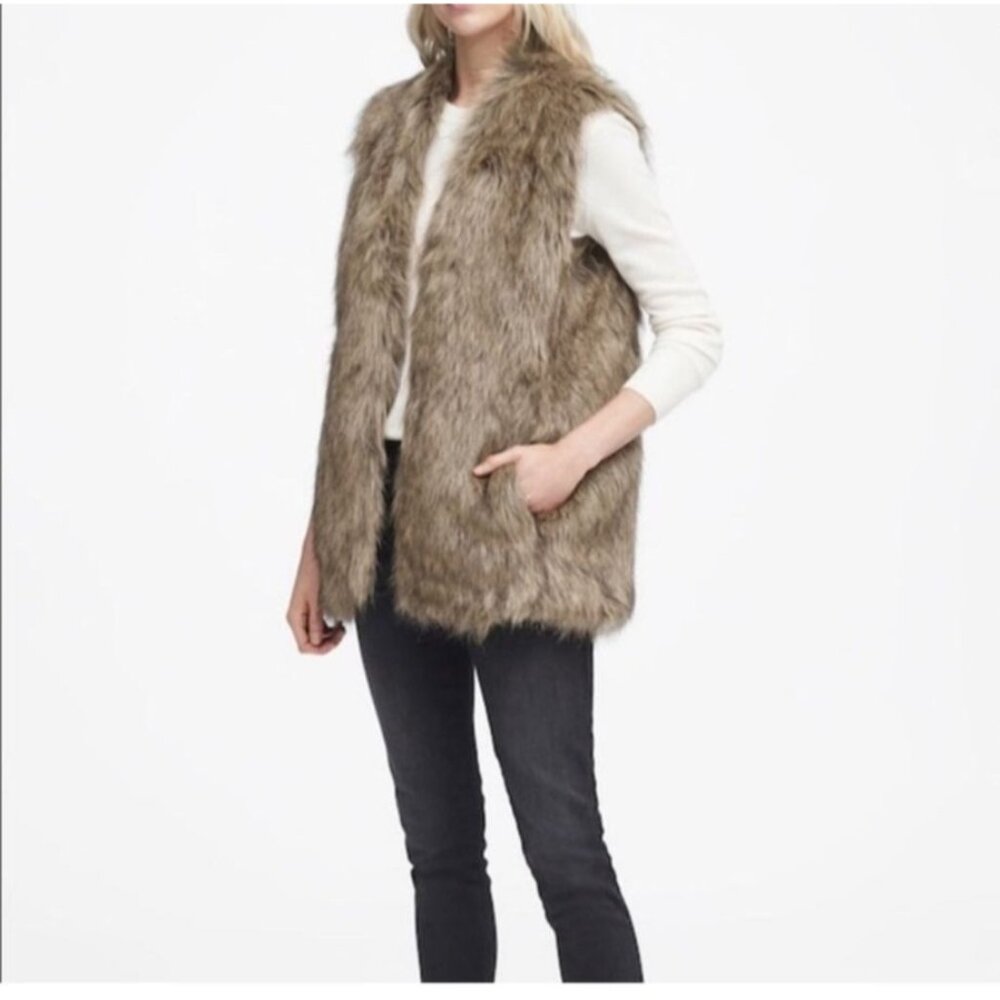Banana Republic Womens Faux Fur Vest Gray size medium M lined pockets